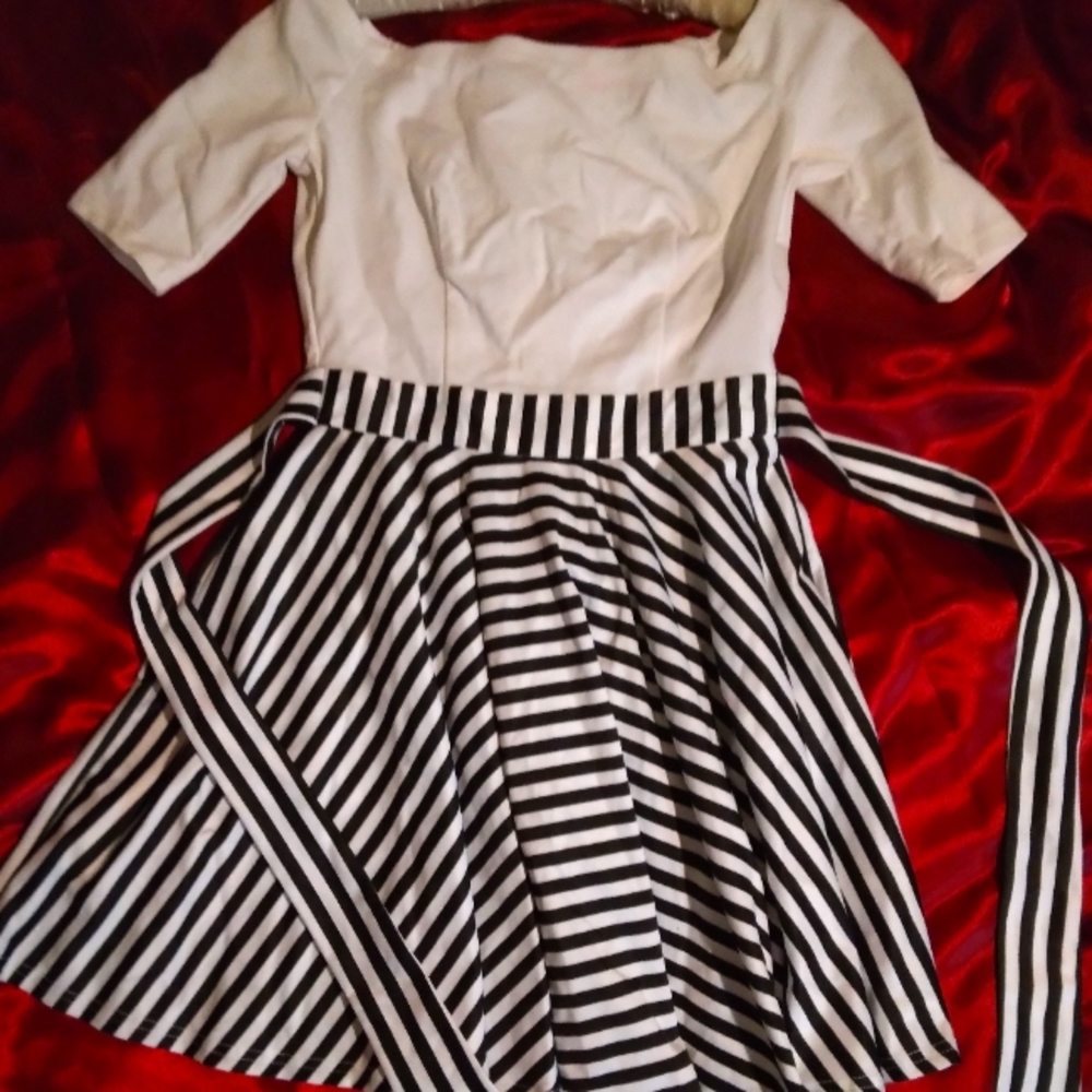 Vintage 70s white and black mini